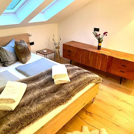 Stylische Alpenlounge Mit Pool, Blockhaus-sauna Und Jacuzzi Fuer Bis Zu 12 Personen シャレー バイリッシュツェル