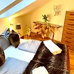 Chalet Stylische Alpenlounge Mit Pool, Blockhaus-sauna Und Jacuzzi Für Bis Zu 12 Personen *