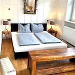 Stylische Alpenlounge Mit Pool, Blockhaus-sauna Und Jacuzzi Für Bis Zu 12 Personen