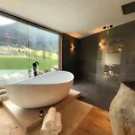 Chalet Stylische Alpenlounge Mit Pool, Blockhaus-sauna Und Jacuzzi Für Bis Zu 12 Personen