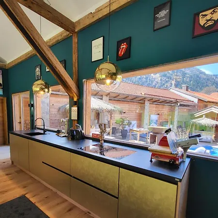 Stylische Alpenlounge Mit Pool, Blockhaus-sauna Und Jacuzzi Fuer Bis Zu 12 Personen